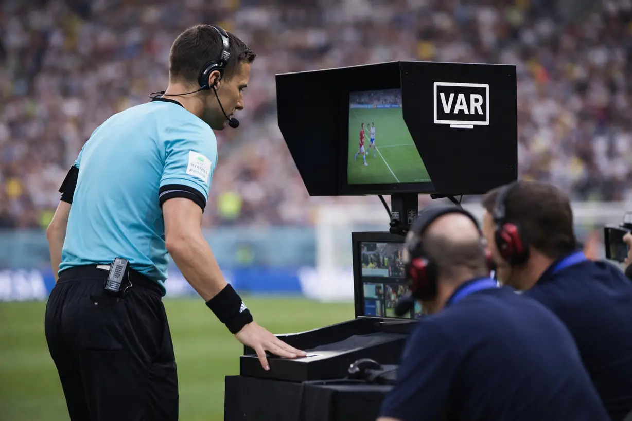 裁判进行视频助理裁判VAR沟通场景